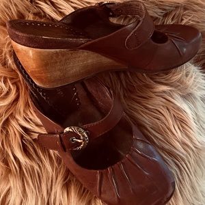 Brown wedge slides